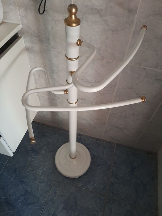 Toalheiro Branco de Casa de Banho