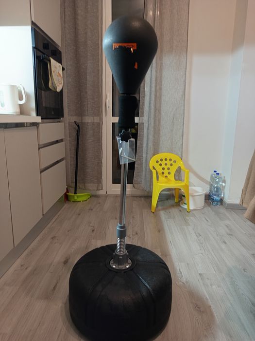 Підлогова боксерська груша Decathlon Outshock.