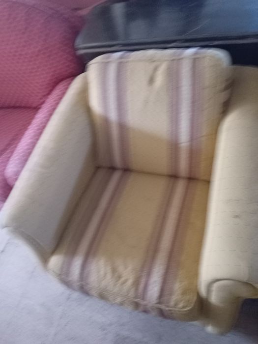 2 sofas um dois lugares outro de um lugar