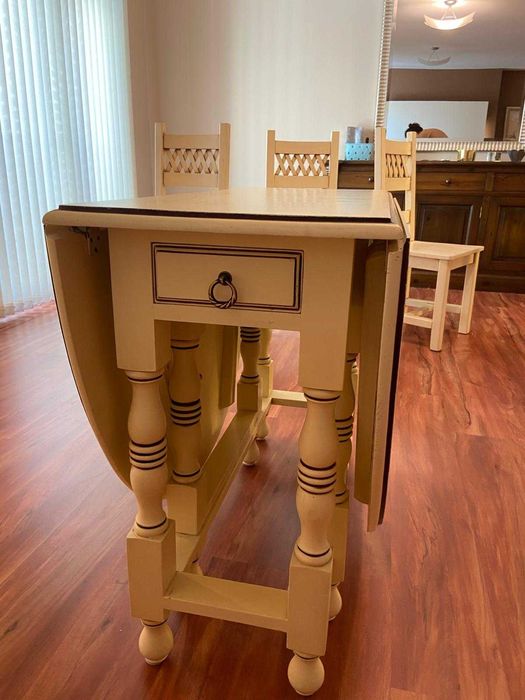 Mesa de jantar e cadeiras