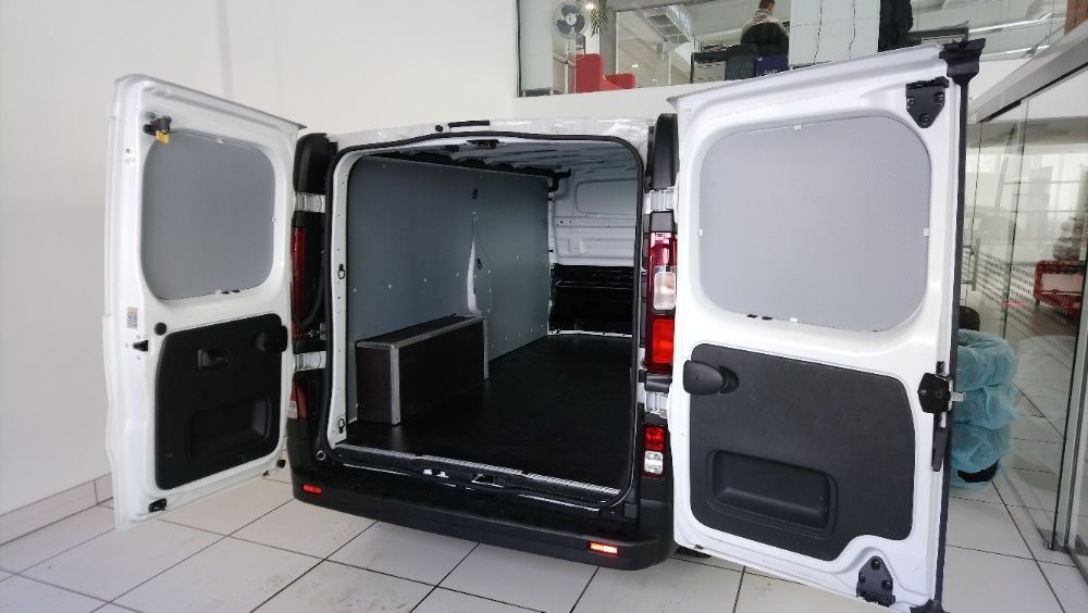 Zabudowa auta Renault Trafic lekkim tworzywem PCV