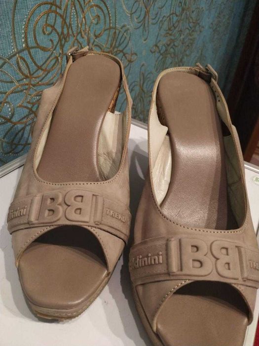 Босоножки на танкетке Baldinini