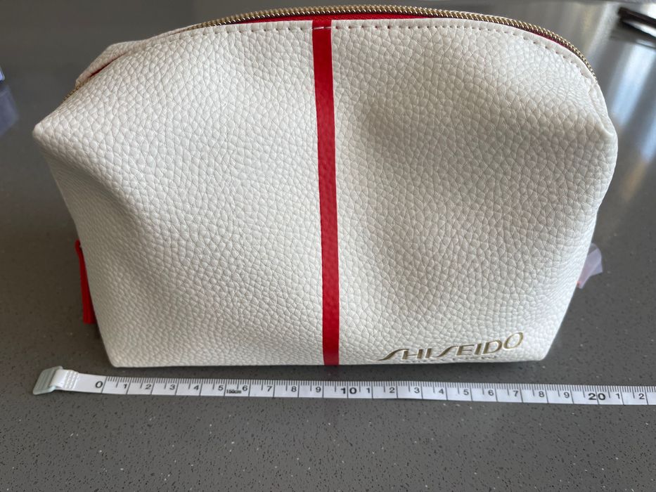 Shiseido набор тревел косметики в большой косметичке