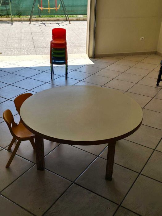 Mesas e cadeiras para criança