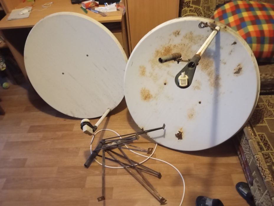 Спутниковые антенны две с креплением