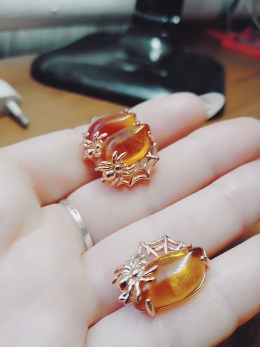 Продам сережки з бурштином