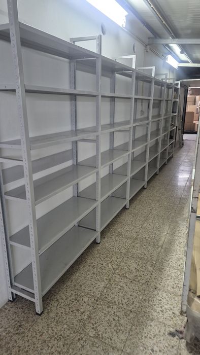 Estantes como  novas