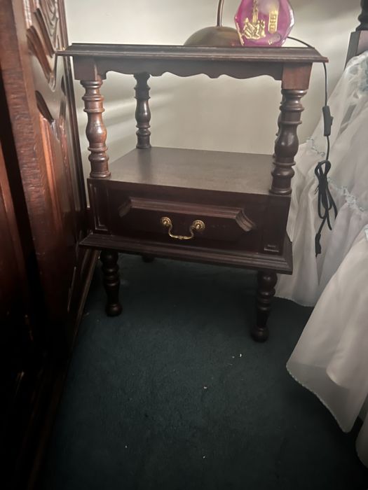 Vendo mobilia de quarto em madeira maciça com colchao e estrdo