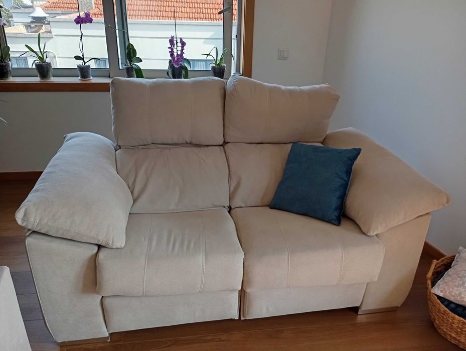 Vendo 2 Sofás bege confortáveis