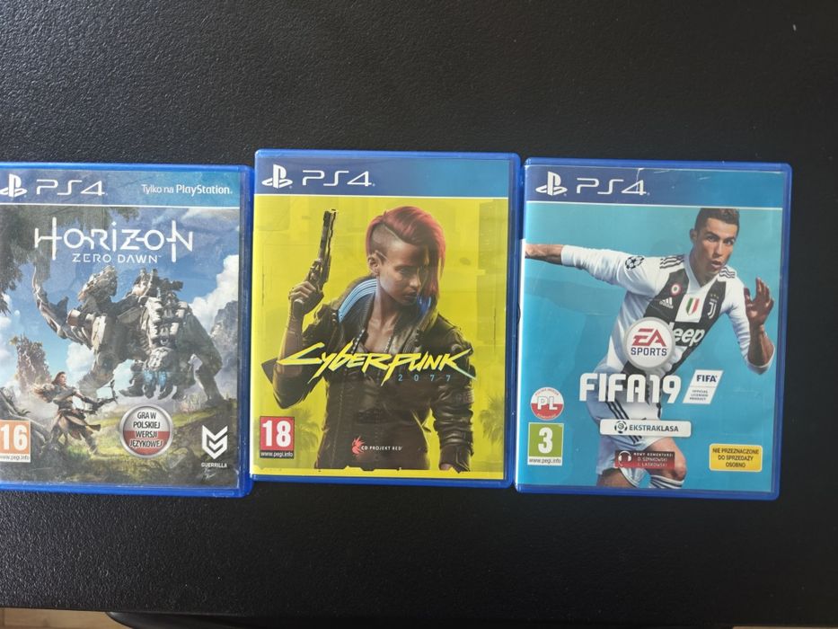 PS4 PRO + 2 pady + stacja ładowania + 3 gry