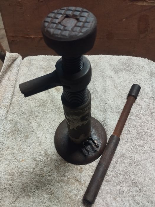 PRL zabytkowy podnośnik lewarek śrubowy