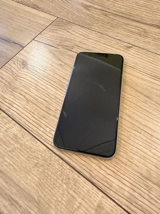 Biały iPhone 11 PRO