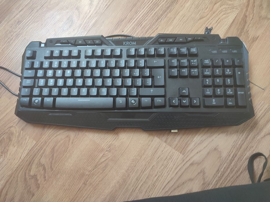 PC Apple 2009 com teclado e mouse