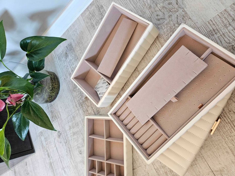 Duża biała pikowana szkatułka na biżuterię 4 poziomy z lusterkiem