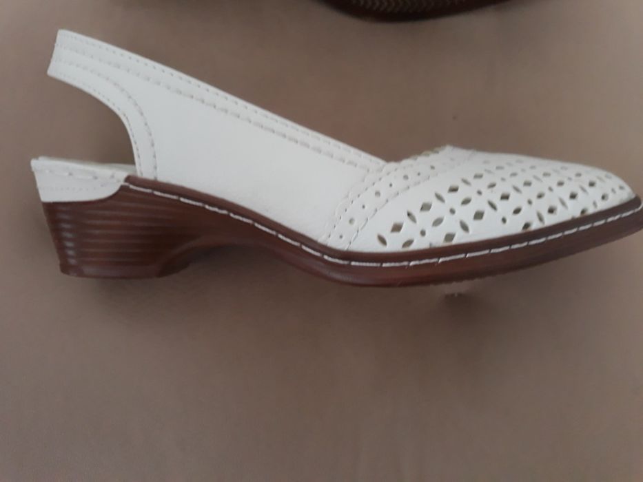 Buty białe na pasek