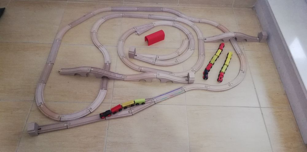 Conjunto de comboios +carris (74 peças) Ikea