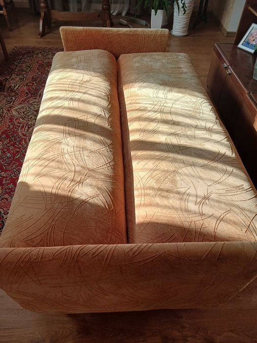 Диван 80-х років пружинний, заново обшитий. Самовивіз.