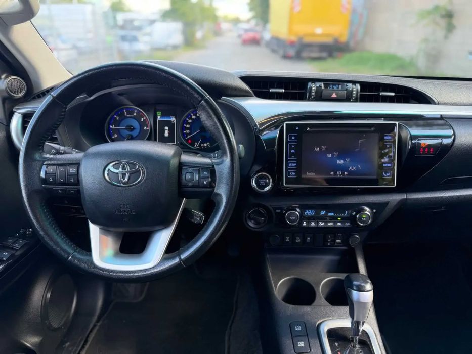 Toyota Hilux D-4D Double Cab SR5 4x4      2017