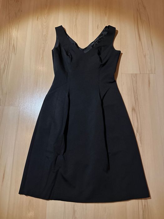 Aggi sukienka midi czarny satynowy bez ramion