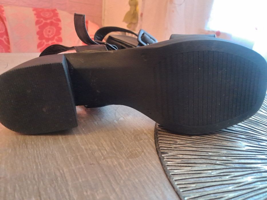 Легкі босоніжки чорні