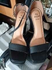 Sapatos de mulher praticamente novos