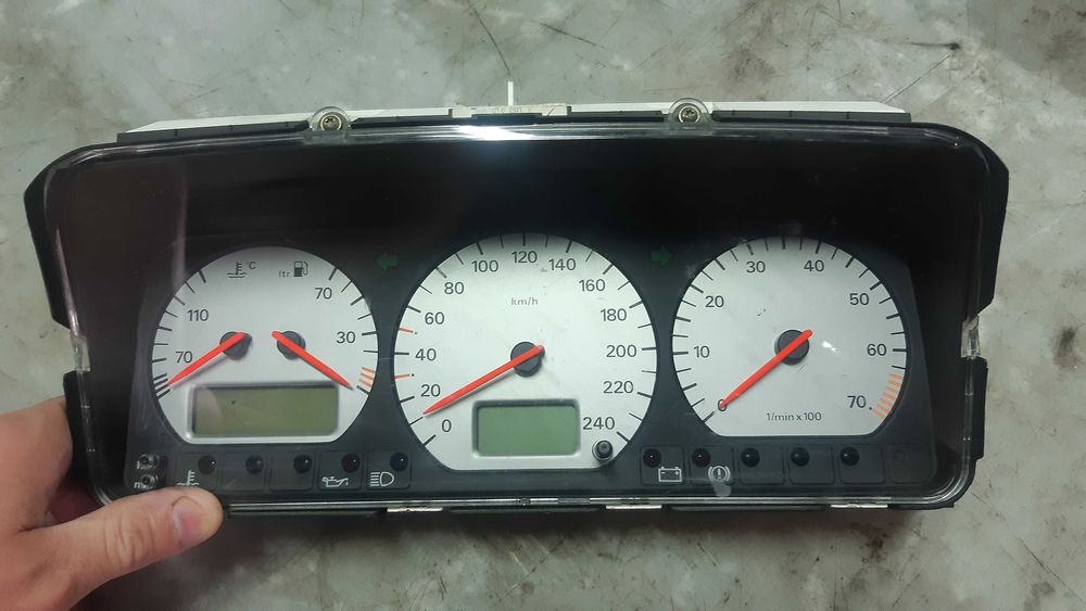 Licznik prędkościomierz passat b4 1.6 1.8 2.0 benzyna 240km/h