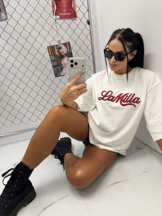 LA MILLA / t-shirt z haftowanym czerwonym logo / biały / oversize