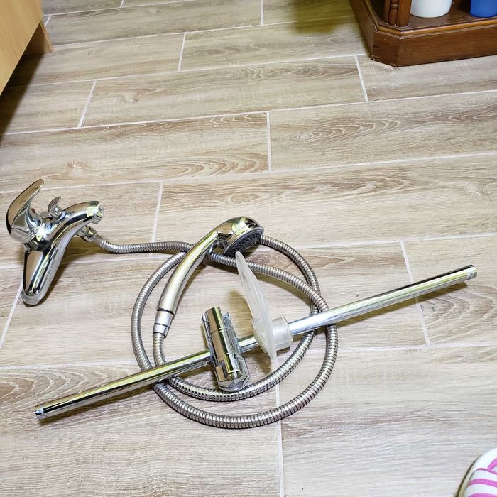 Змішувач з душем для ванни