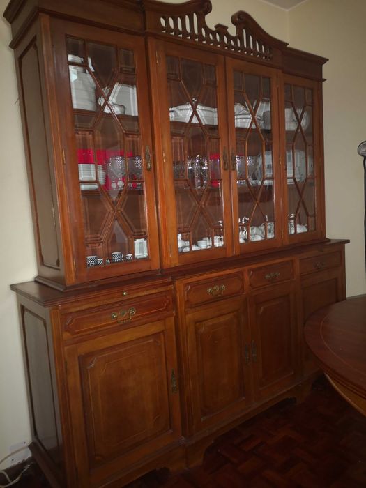 Móvel de sala de jantar em madeira . Altura áxima 214 x C 200 x L 50