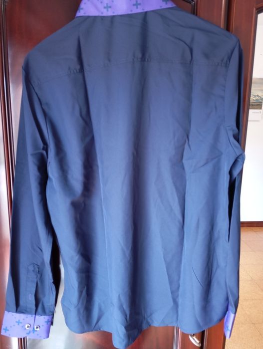 Camisa escura com raxo