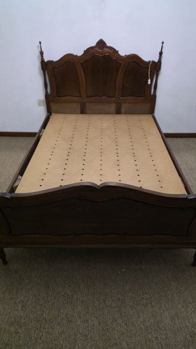 Cama rústica em madeira trabalhada