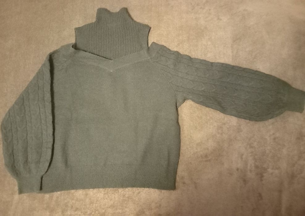 Czarny sweterek Cold Shoulder