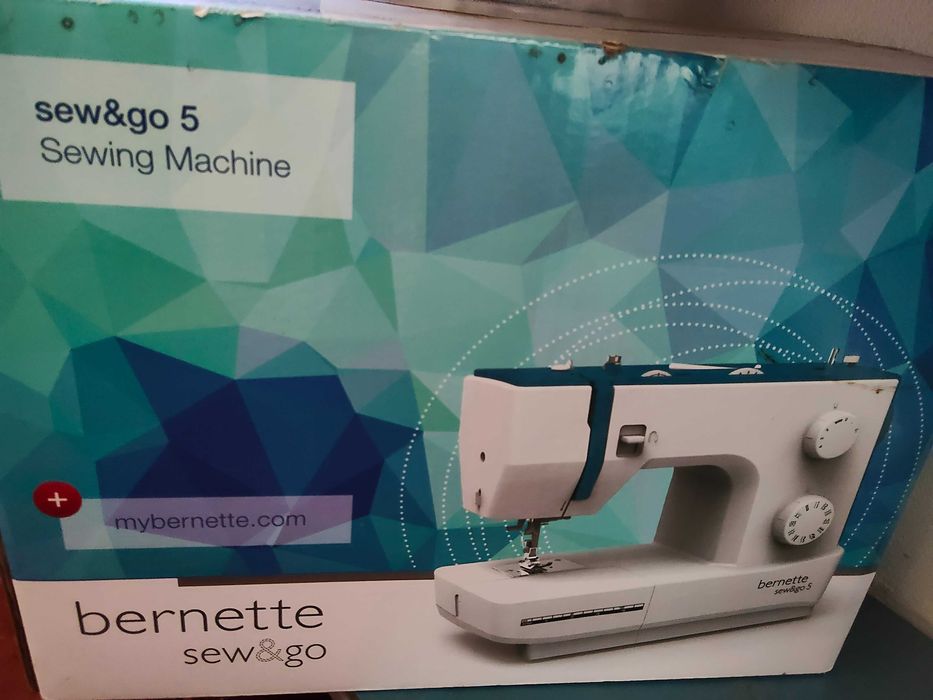 Máquina de costura Bernette nova na caixa