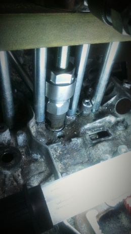 Wyciąganie zapieczonych wtryskiwaczy zapieczonego wtryskiwacza urwany