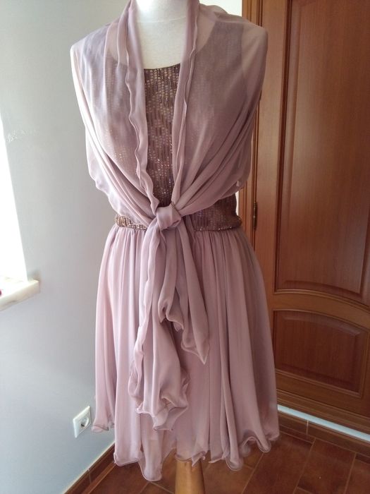 Vestido de cerimónia, com tronco bordado com  lantejoulas