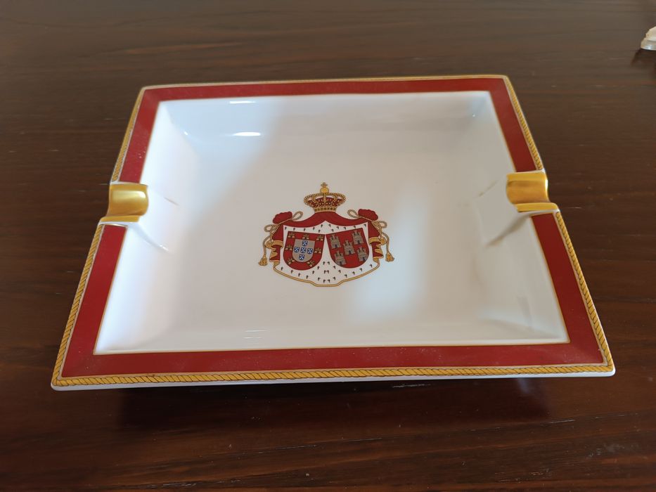 Cinzeiro em porcelana. Comemorativo do "Casamento dos duques"