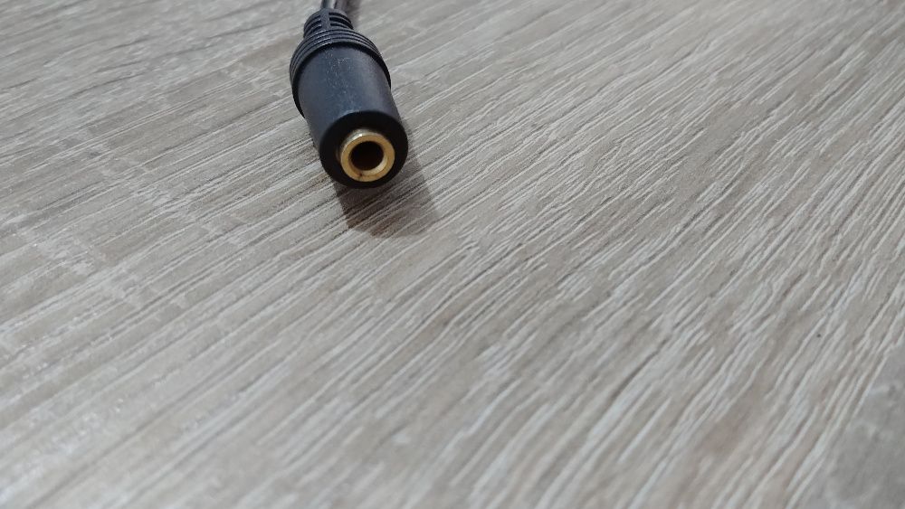 Adaptador LINDY 3.5mm femea 2x RCA macho