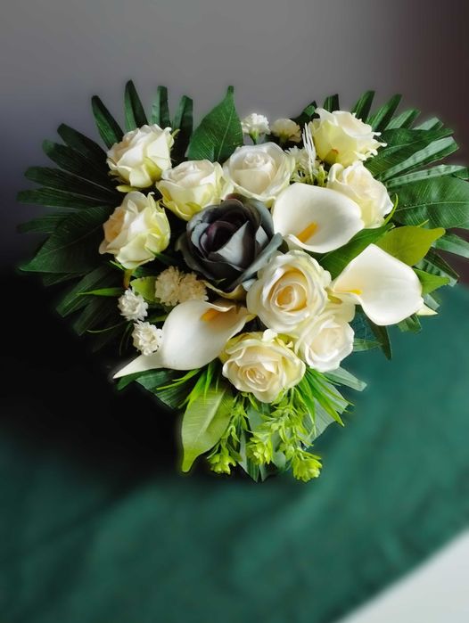 Kompozycja nagrobna w kształcie serca