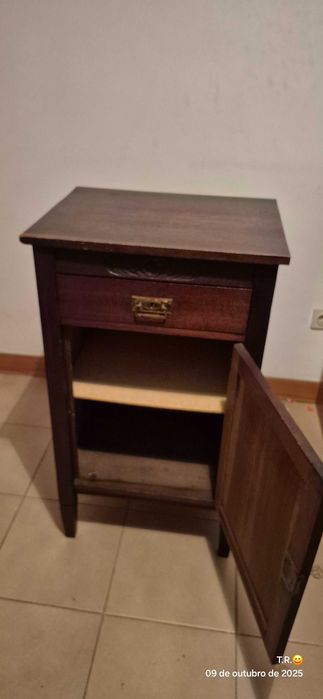 Pequeno móvel antigo em madeira maciça