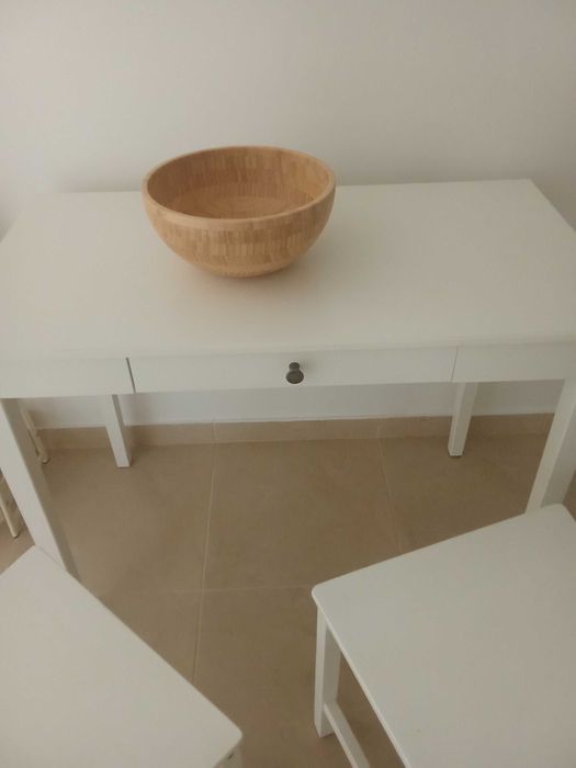 Mesa com abertura e duas cadeiras Ikea