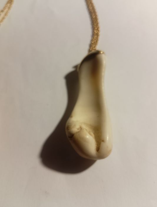 Pendente único no mundo em forma de pé esculpido pelo mar e fio