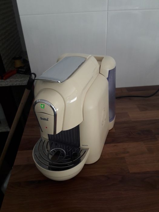 Vendo  Máquina de café em bom estado de cor cru