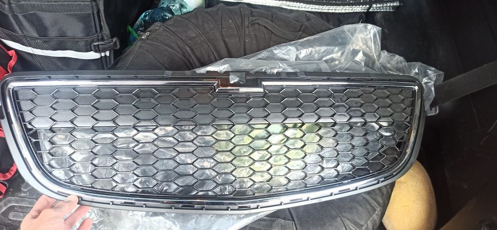 Решітка переднього бампера нижня Chevrolet Captiva 2