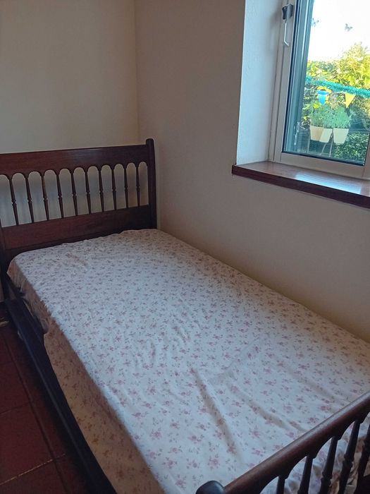 Cama muito antiga em madeira