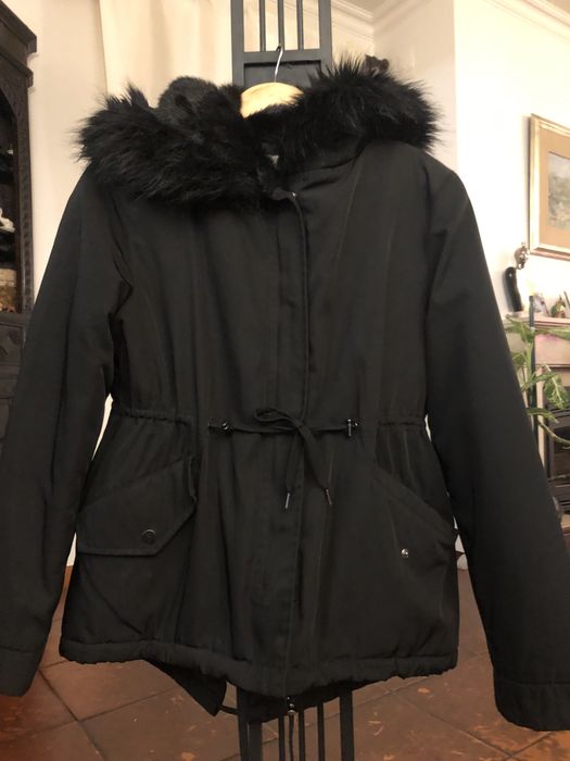 Anorak  preto com capuz .