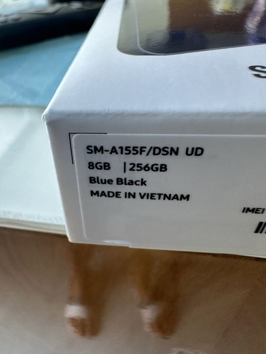 Android Samsung, novo, com pelicuka no ecra e oferta de capa.