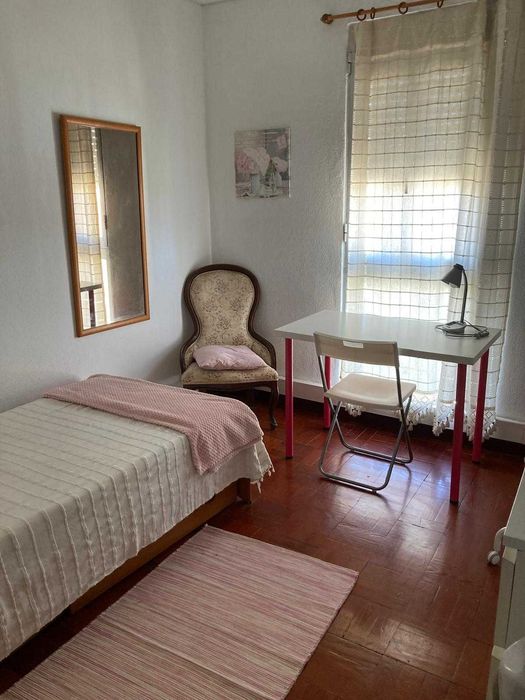 Quarto para estudante universitário em ambiente familiar nos Olivais