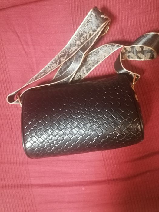 продам  черную, лаковую сумку