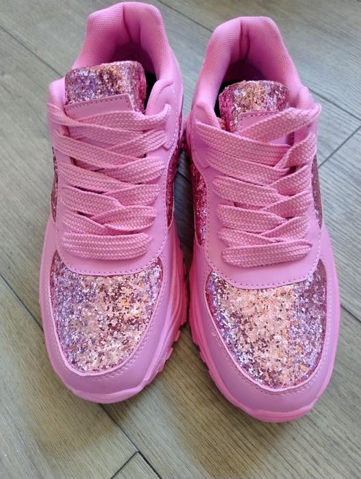 Piękne letnie buty cukierkowe snikersy