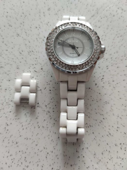 Женские часы Skone. Украшены камешками по окружности.